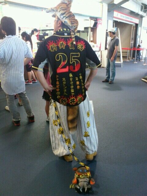 阪神 巨人戦で左翼スタンドから物が投げ込まれる 福留の頭上を通過 ｇ速 読売ジャイアンツまとめブログ