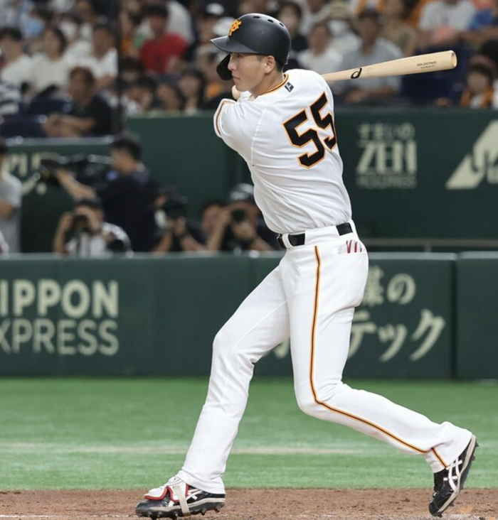 セリーグ新人王争い　阪神・村上（7勝5敗防2.02）vs 巨人・秋広（.278 10 35 ops.749）