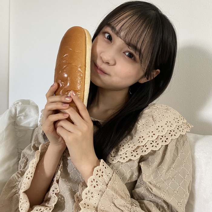 【画像】女さん、パンを食べるだけなのにいつもの癖が出てしまうｗ