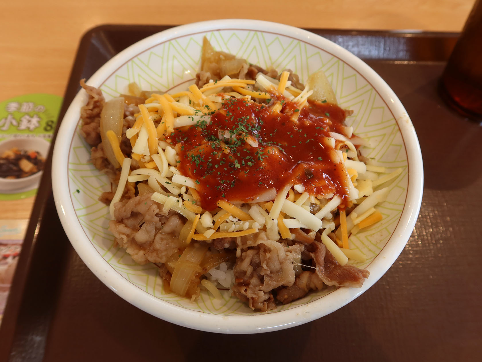 連休最後の外食はチー牛の新商品 すき家の「トマトチーズ牛丼」 : 新