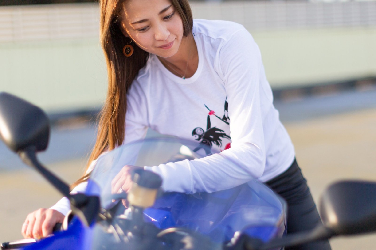 白いtシャツと黒いバイク Gugu コラボtシャツ 古澤恵 ぐぐｽﾀｲﾙ