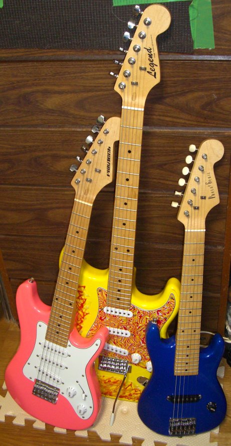 こんな見た目が可愛らしいギターってそうは無い Playtech ミニエレキ