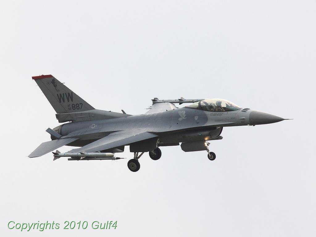 三沢のf 16 ひこうき雲