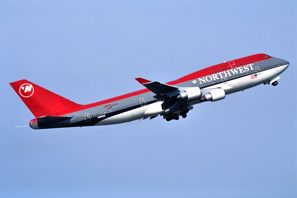 赤い尾翼の747 : ひこうき雲