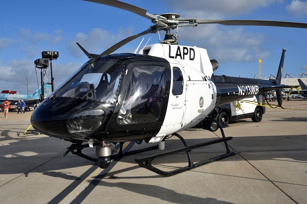 アメリカの警察ヘリコプター ひこうき雲