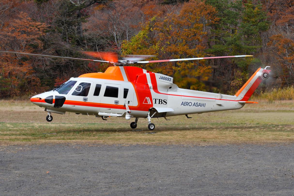 紅葉を背景にヘリコプターを撮る ひこうき雲