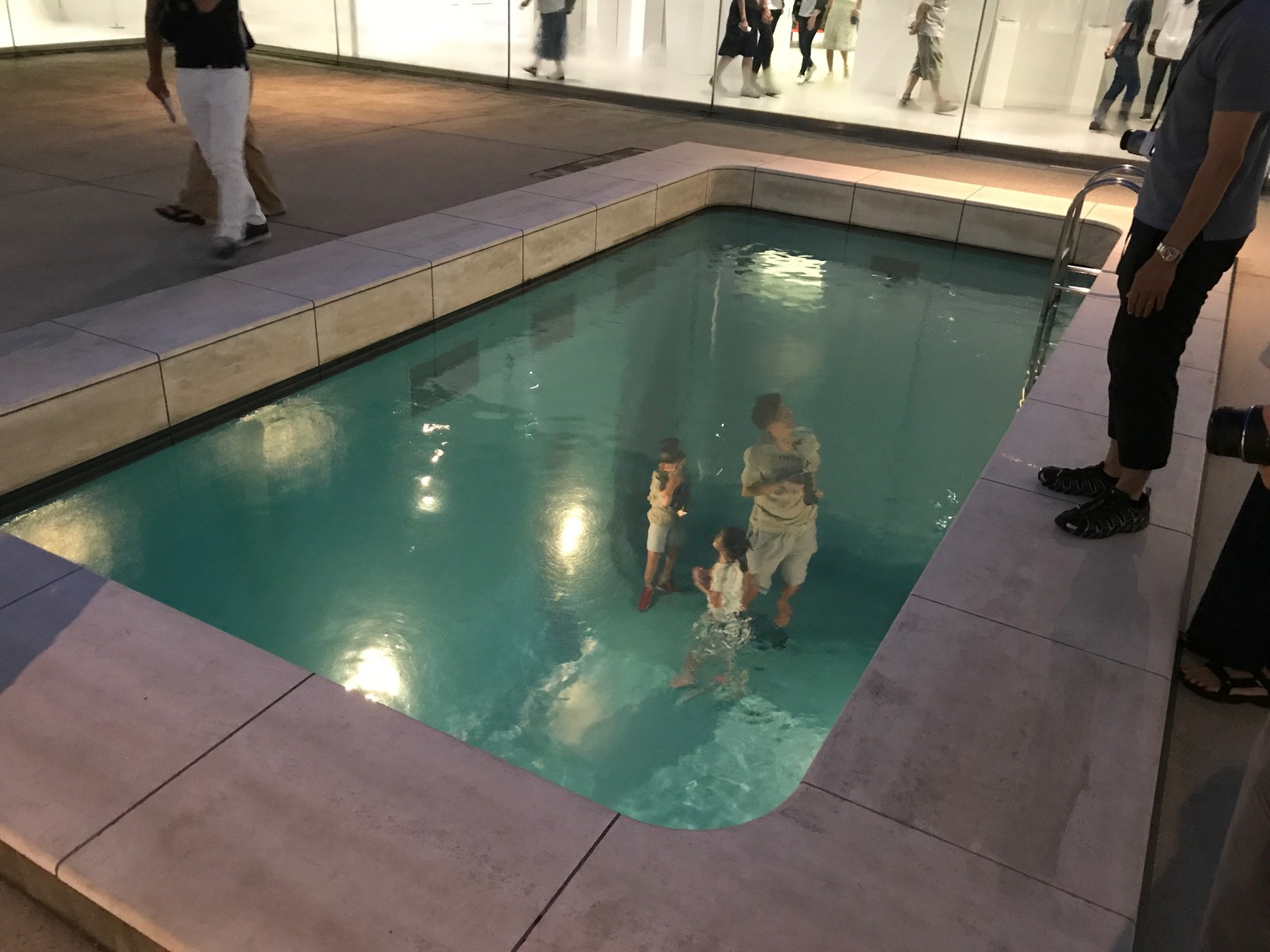 金沢17年8月 その6 夜の近未来的な美しさ 金沢21世紀美術館 Tokyo Live