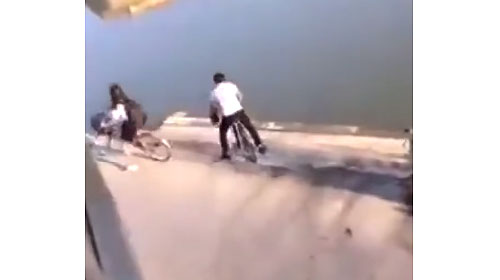 動画 自転車に乗ったまま川に落ちていく高校生ｗｗ 投稿動画が大反響 銃とバッジは置いていけ