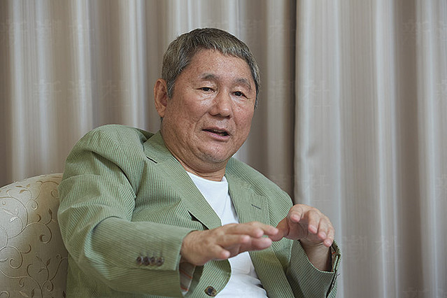銃とバッジは置いていけ
