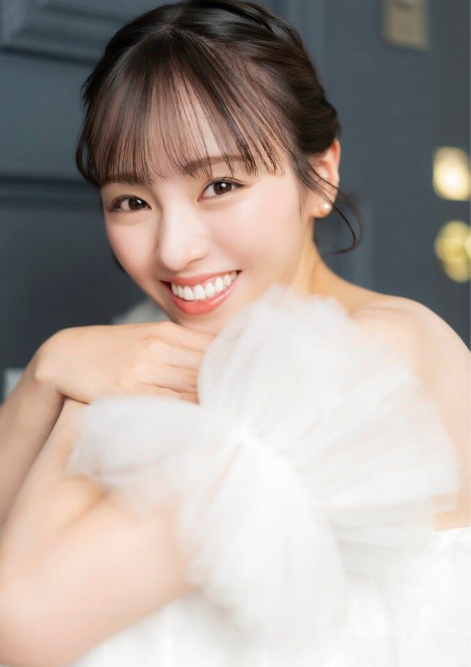 芸能活動を再開した今泉佑唯、決意のドレス姿で『グラビアプレス』の表紙飾る