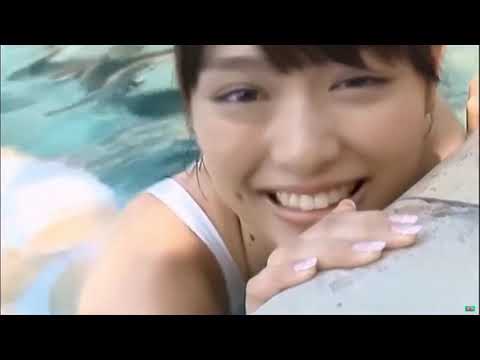 【動画】👙競泳水着💖プールサイドで準備体操😘かわいいグラビアアイドル💗