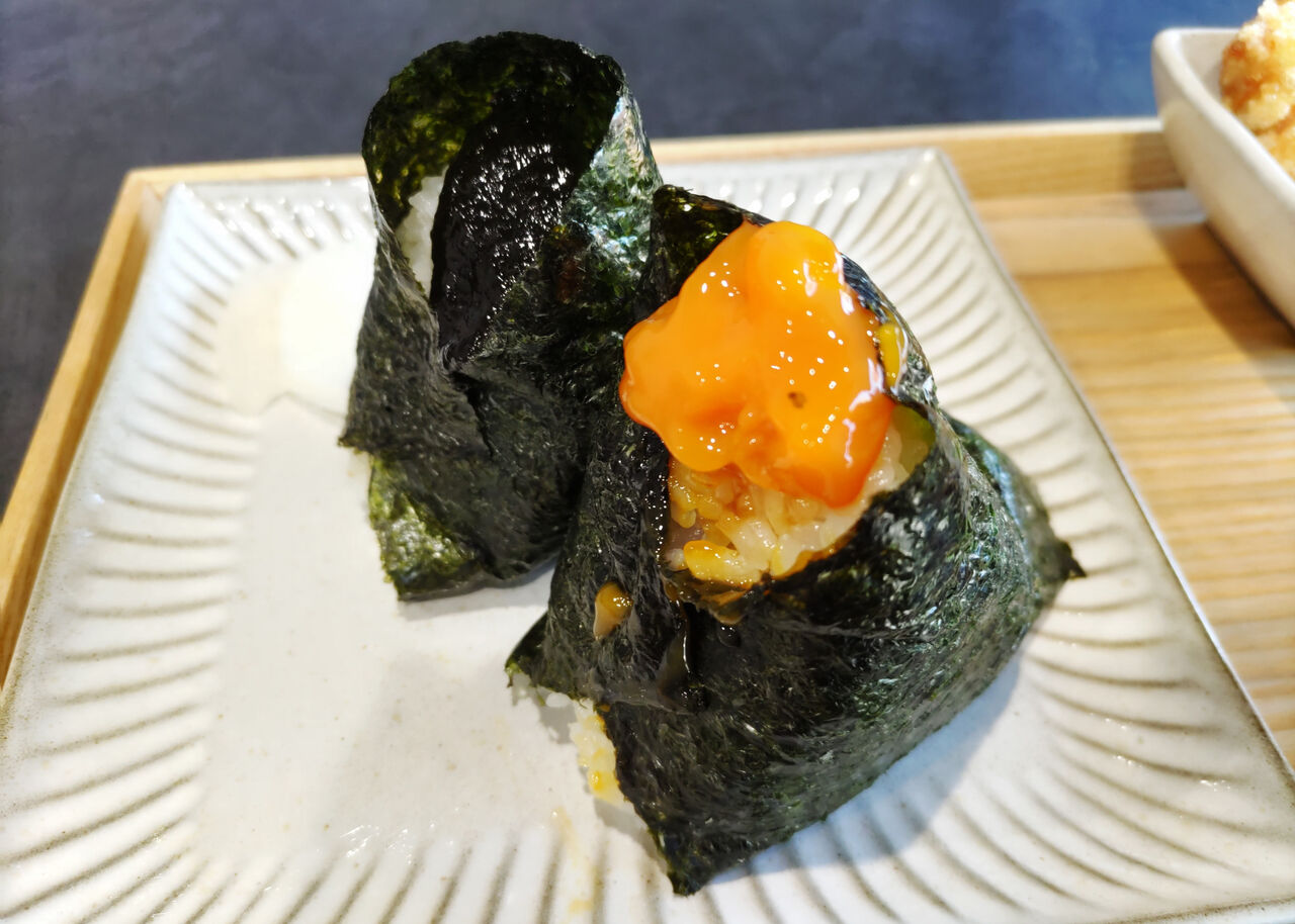 新店】店内でおにぎりセットも！羽釜で炊いたおにぎりと豚汁&唐揚げの