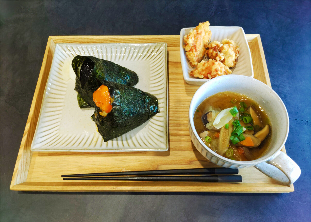 新店】店内でおにぎりセットも！羽釜で炊いたおにぎりと豚汁&唐揚げの