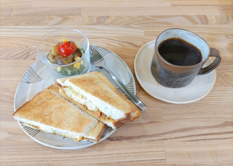 自由ヶ丘の住宅街にひっそり佇む淹れたてコーヒーとモーニングの小さなカフェ/cafe.withtaka
