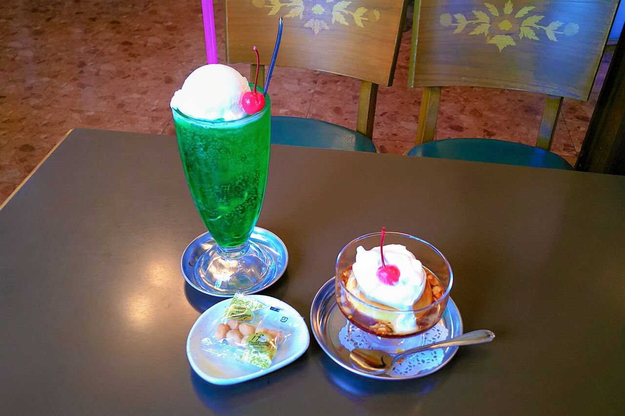 週末午後からのお楽しみ 春日井牛山の昭和レトロな喫茶店でいただく懐かしいクリームソーダ プリン 喫茶ハニーシュガー シージャの食べ歩きブログ 東海まち巡りグルメ ツゥレポ