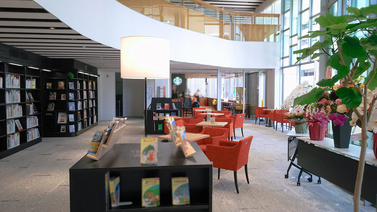 新店 完成したばかりの小牧中央図書館内の新しいスタバで春だけの桜スイーツ スターバックスコーヒー 小牧市中央図書館店 シージャの食べ歩きブログ 東海ツゥレポ