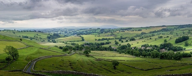 malham-2877845_1280