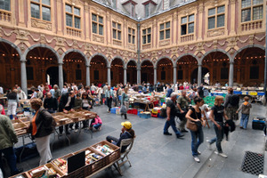 Braderie-dans-la-vieille-bourse