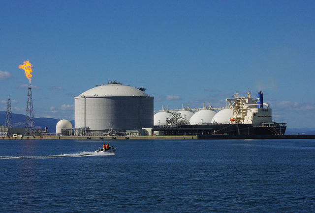 800px-Energy_Advance_LNG_carrier_in_Ishikari_Bay