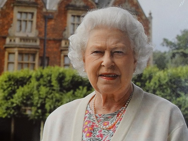 800px-Queen_Elizabeth_II_at_Sandringham_(14530070167)