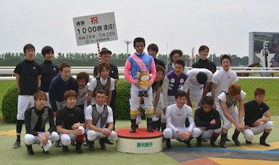 川田騎手1000勝記念プラカードを掲げる若手なし…