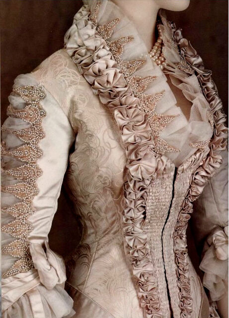 1870年代のアンティークウェディングコットンドレス