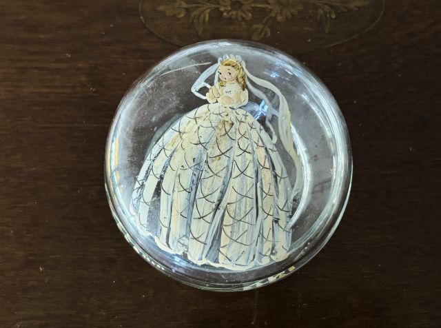 コムニオンの絵つきガラス蓋物 (2)