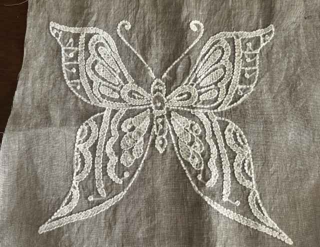 チョウの刺繍の布 (4)