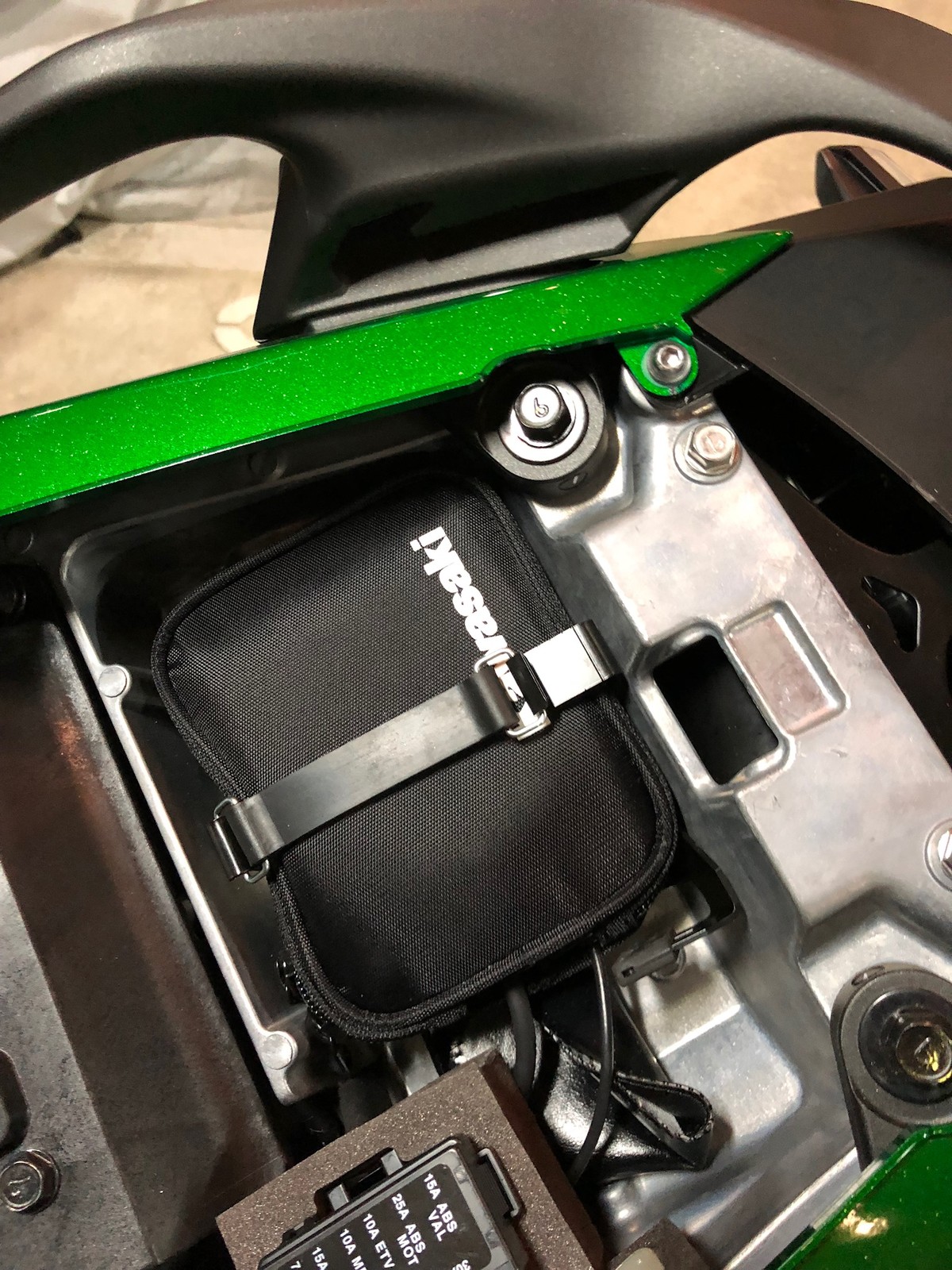シート下の収納 カワサキ Ninja H2 Sxのバイクblog