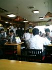 混み合う店内