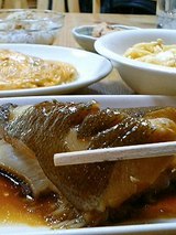 たまごかけごはん なかま カレイ煮付(420円)