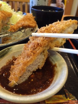 かつ屋 ジャンボロースカツ膳 1220円 (2)
