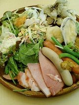 サラダ各種に野菜の天ぷら、名物のハム・ソーセージ