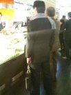 混み合う店内