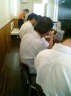 混み合う店内