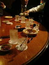 マスターがお酒ついでくれます。