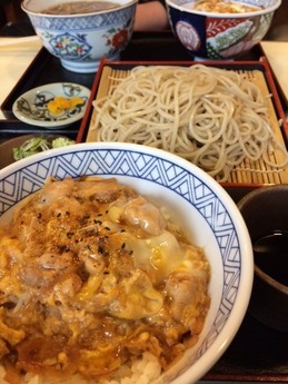 はま屋 親子丼ともりそば 750円