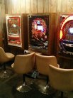 入ってすぐにパチンコ台が並んでます。