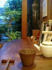 中庭の見えるカウンター席
