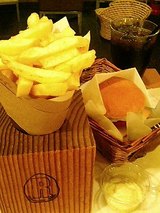 リーバーズ神戸元町 黒バーガーSセット(450円)