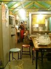 車が停まってる店内