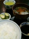 定食のお味噌汁、ご飯、お漬物