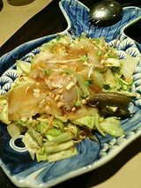 お刺身とナッツがのったサラダ