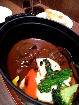 アトリ 牛ほほ肉の味噌煮込み福岡県産温野菜添え 700円