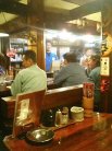 混み合う店内