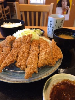 かつ屋 ジャンボロースカツ膳 1220円 (1)