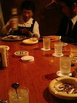 お母さんもお酒入れてくれます。ええね!