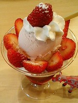 ストロベリーチーズケーキパフェ