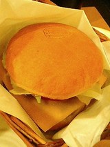 リーバーズ神戸元町 黒バーガー(780円)