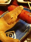 ワニは好物のソーセージを。